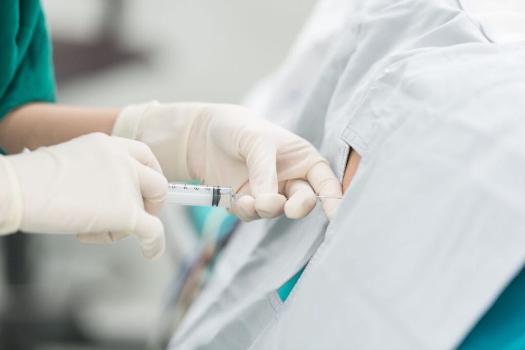 un'infermiera che pratica un epidurale